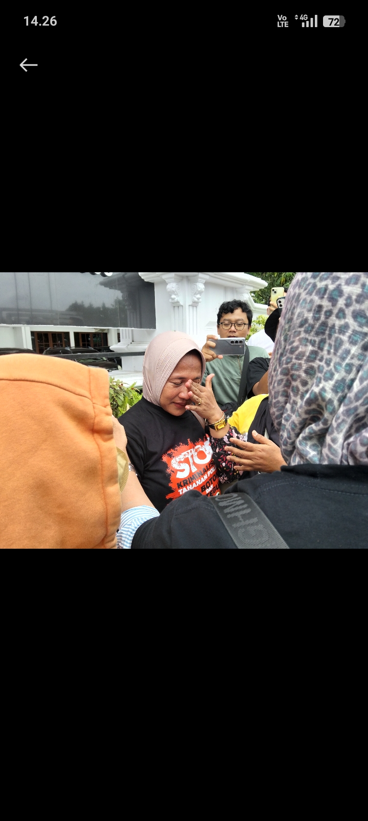 BERPELUKAN: Anik Sriningsih tak kuasaenahan tangis di depan Kantor Setda Pati pada Selasa (20/1).