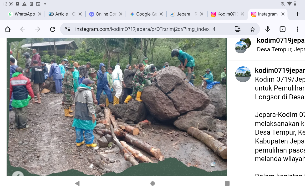 BERJIBAKU: Personel Kodim 0719/Jepara bersama warga membersihkan material batu di Tempur.