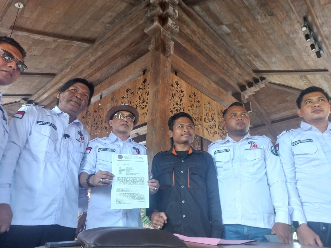 KOMPAK: Perwakilan Advokat Rembang pembela Gus Yaqut menggelar jumpa pers kemarin.