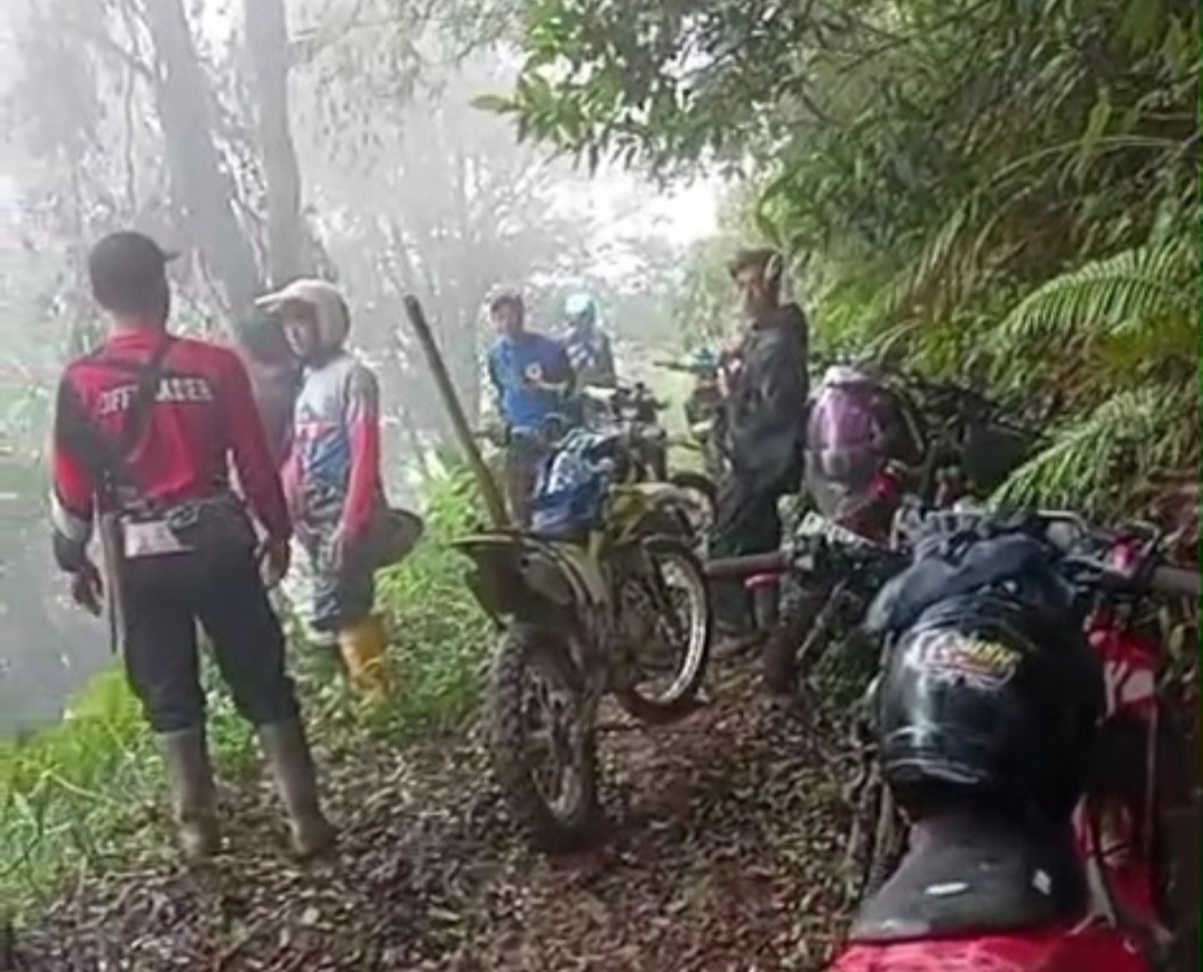 BABAT ALAS: Relawan tengah berupaya membuka jalan alternatif Duplak-Sumanding pada Selasa (20/1).