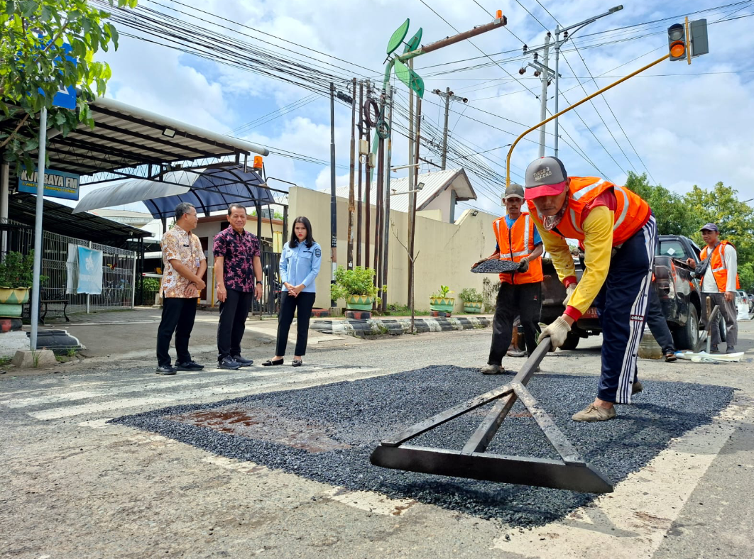 PERBAIKAN: Bupati dan Wabup Kudus memantau kinerja sejumlah petugas penambalan jalan rusak di sejumlah titik Jalan Kabupaten Kudus, Selasa (20/1). (ANDIKA TRISNA SAPUTRA/RADAR KUDUS)
