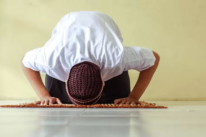 Ilustrasi&nbsp;orang sholat
