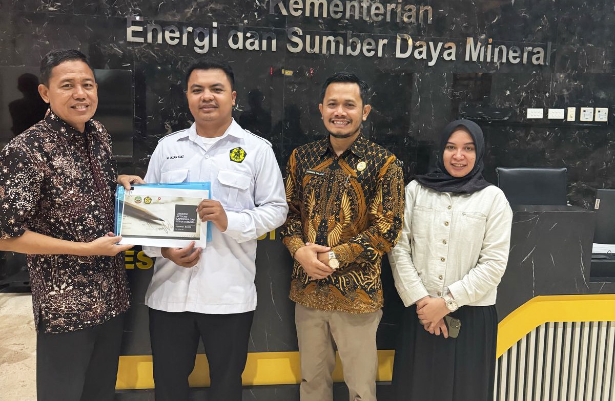 ANTUSIAS: Komisaris BUMD PT BPE Seno Margo Utomo (paling kiri) didampingi Wakil Ketua DPRD Blora Siswanto (dua dari kanan) mengajukan aktivitasi Lapangan Giyanti ke Kementerian ESDM.