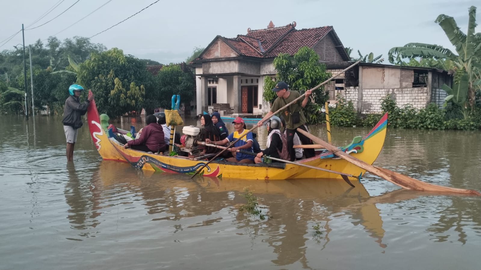 INCU: Anak  anak sekolah dan pekerja memanfaatkan fasilitas perahu dari pemerintah desa untuk beraktivitas sekolah dan bekerja di pabrik.