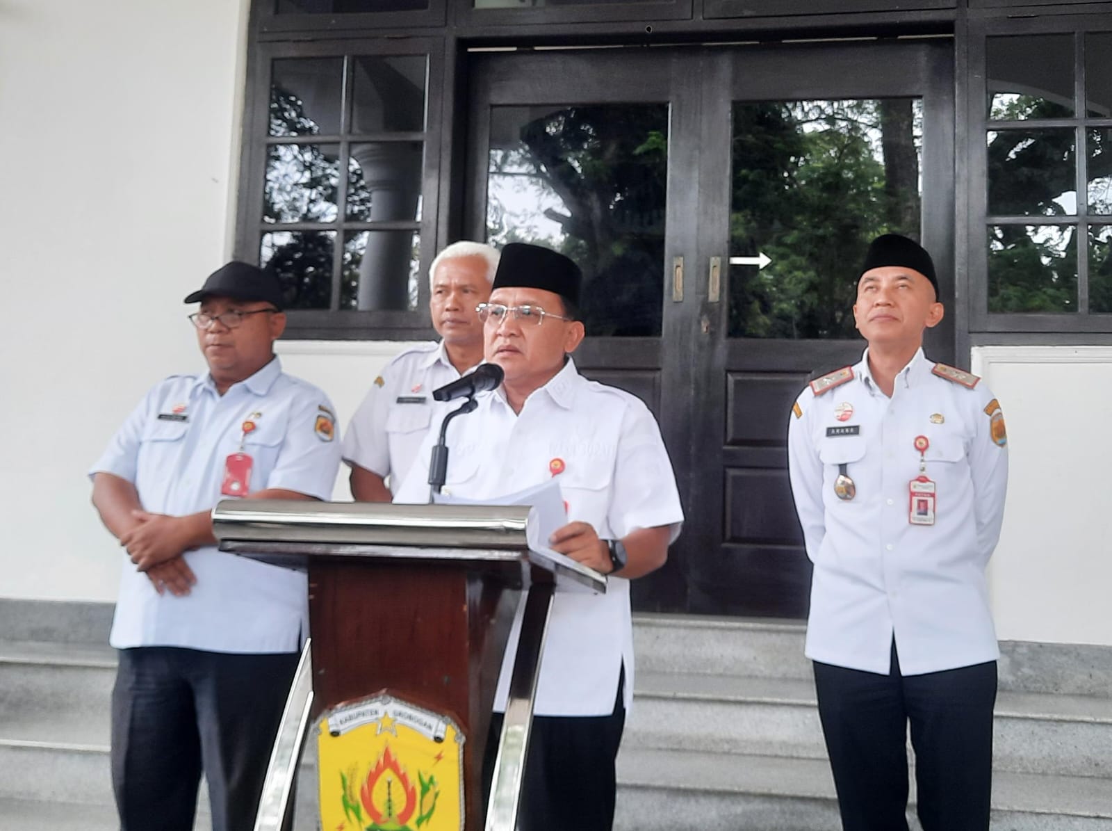 KONPRES: Tim Satgas MBG saat melakukan konferensi pers di depan ruang Wakil Bupati Grobogan.