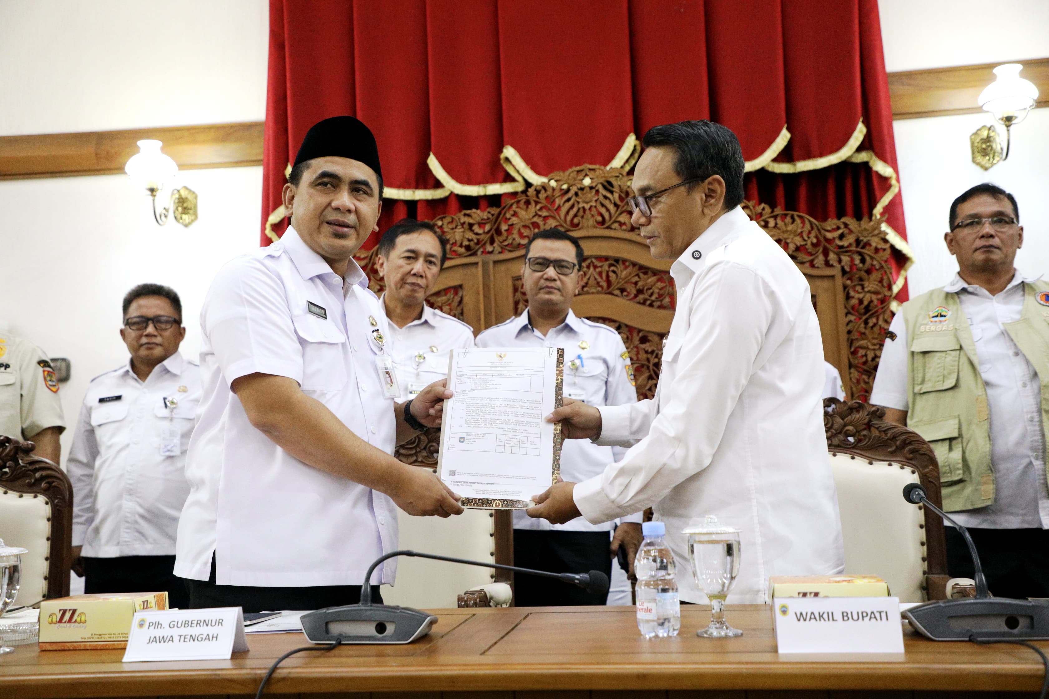 BERI AMANAH: Wagub Jateng Tajyasin beri amanah ke Wabup Pati Chandra sebagai Pj Bupati Pati.