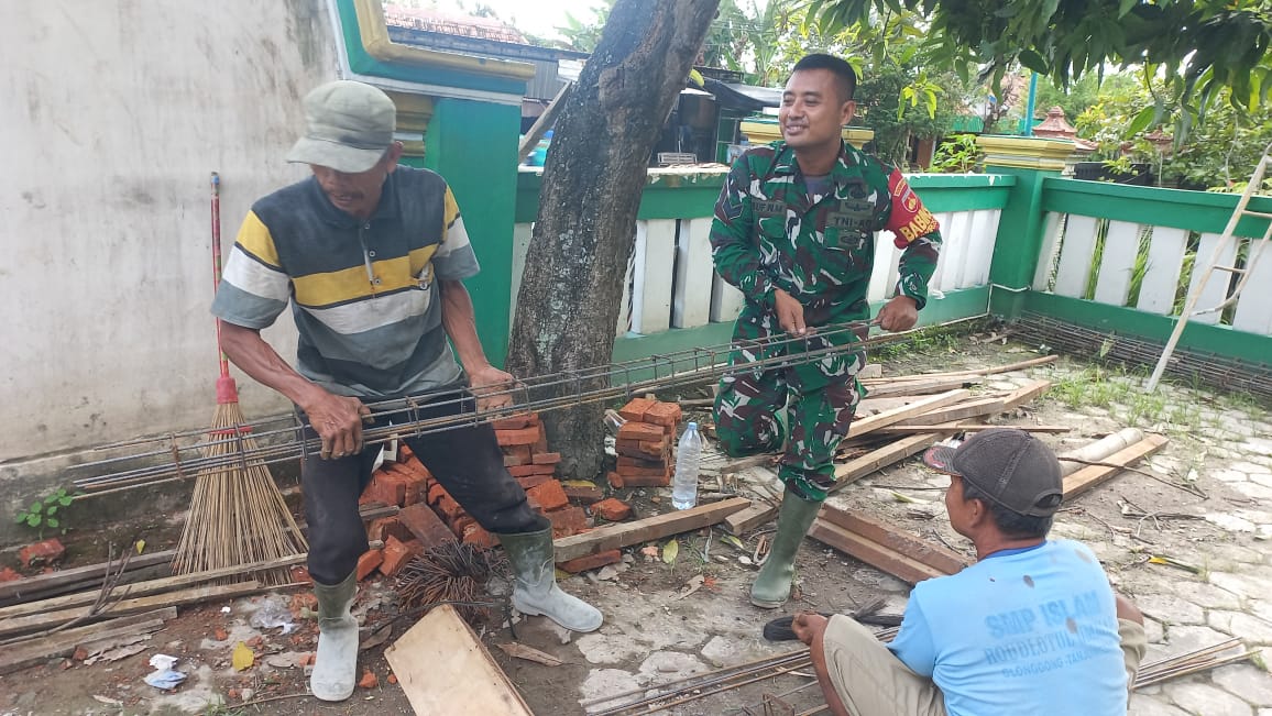 MANTAP: Babinsa Sambirejo Koramil 07/Wirosari saat membantu warga bangun masjid.