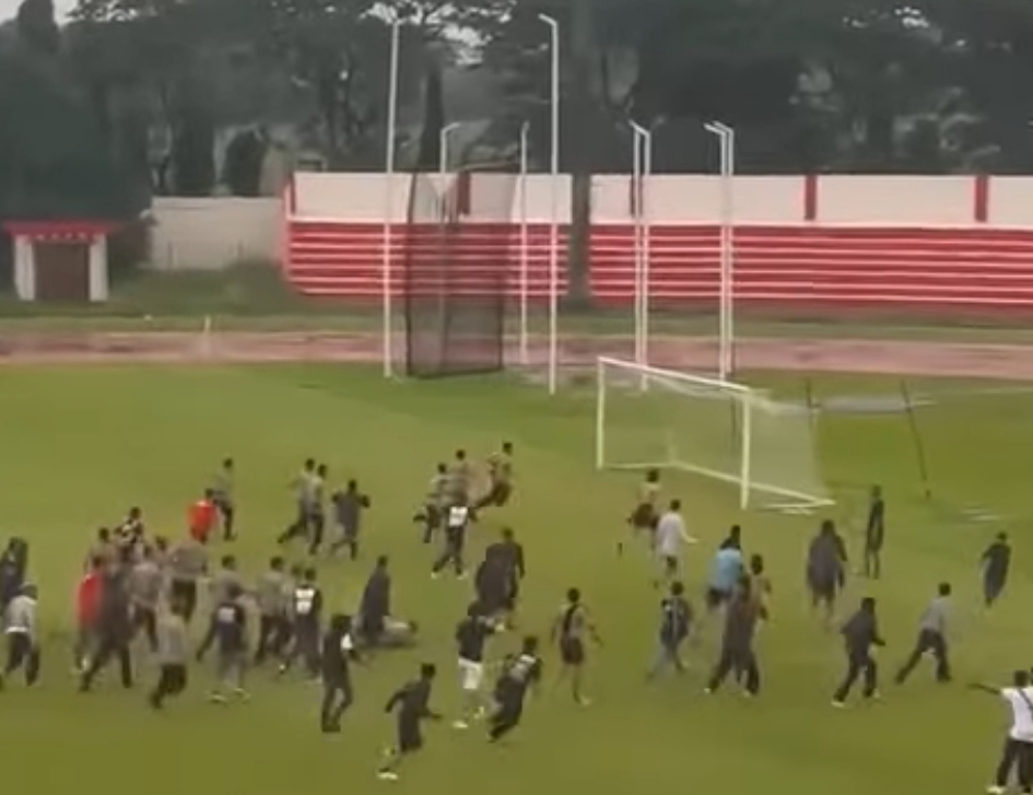 Bentrokan supporter dengan polisi di Liga 4 jateng