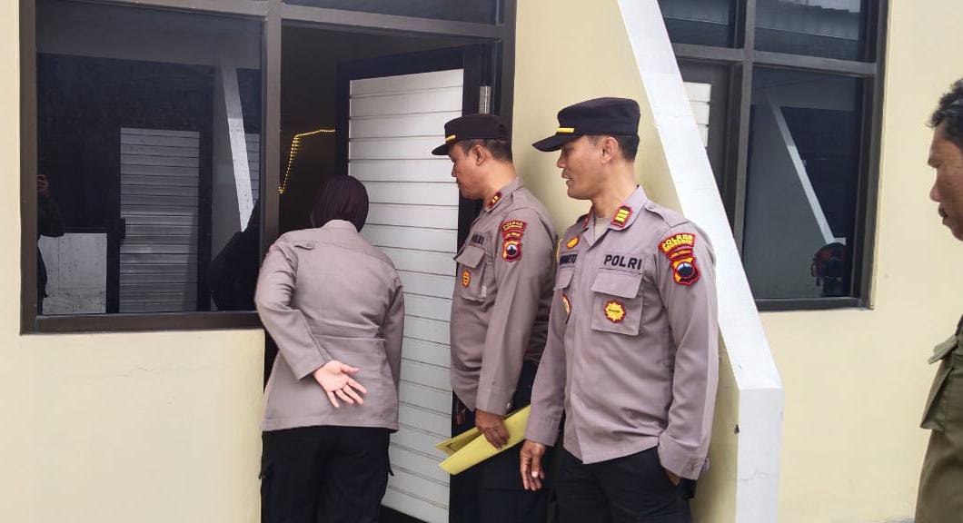 CEK DATA &ndash; Tim gabungan dari Polsek Godong dan Satpol PP lakukan razia kos-kosan di Kecamatan Godong, kemarin.