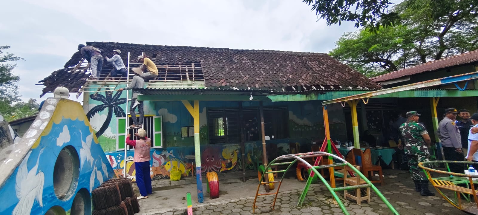 REHAB TOTAL &ndash; Bangunan TK Idhata di Desa Ledokdawan, Kecamatan Geyer dibangun total dari dana CSR SPPG Geyer- Geyer 1 dimulai kemarin disaksikan Forkopincam, Rabu (21/1).