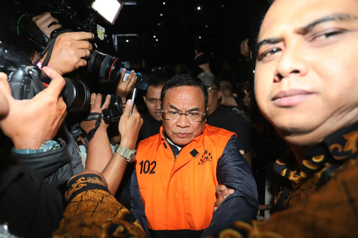 Bupati Pati Sudewo mengunakan rompi tahanan usai terjaring OTT KPK, Jakarta, Selasa (20/1/2026).