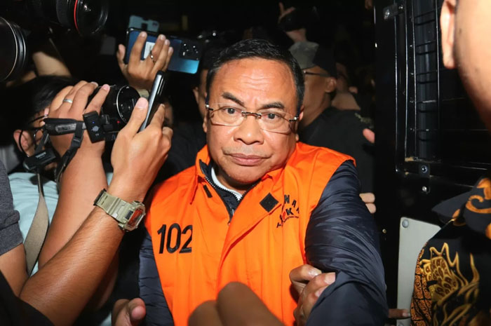 Bupati Pati Sudewo mengunakan rompi tahanan usai terjaring OTT KPK, Jakarta, Selasa (20/1/2026).