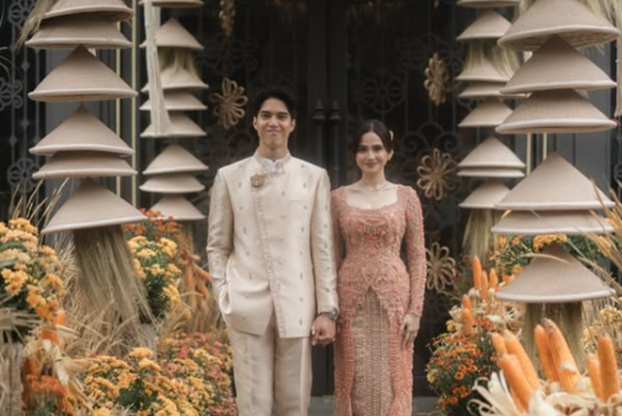 Momen lamaran El Rumi dan Syifa Hadju
