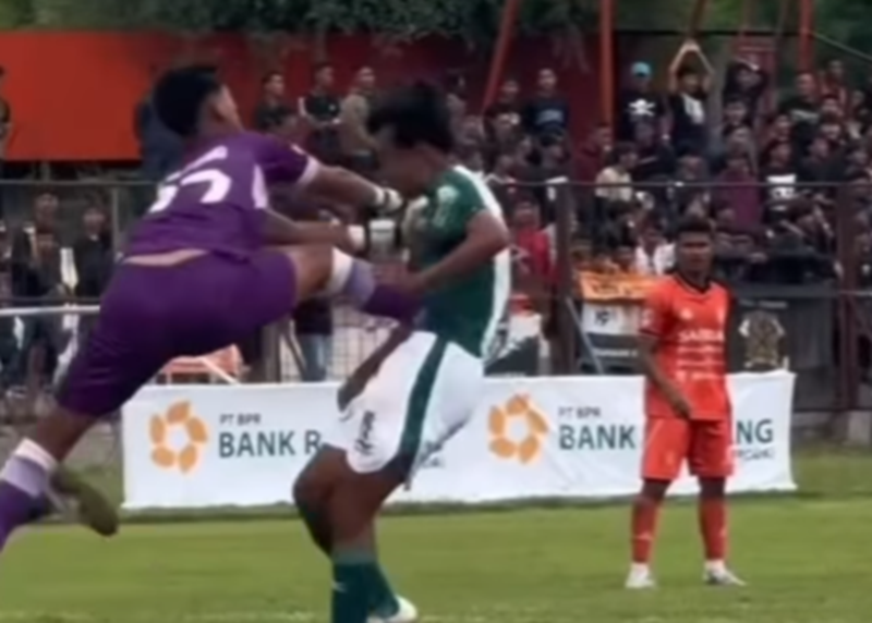 Tendangan brutal dari kiper PSIR Rembang kepada Pemain Persikaba Blora, Rizal dalam pertandingan di liga 4 zona jateng