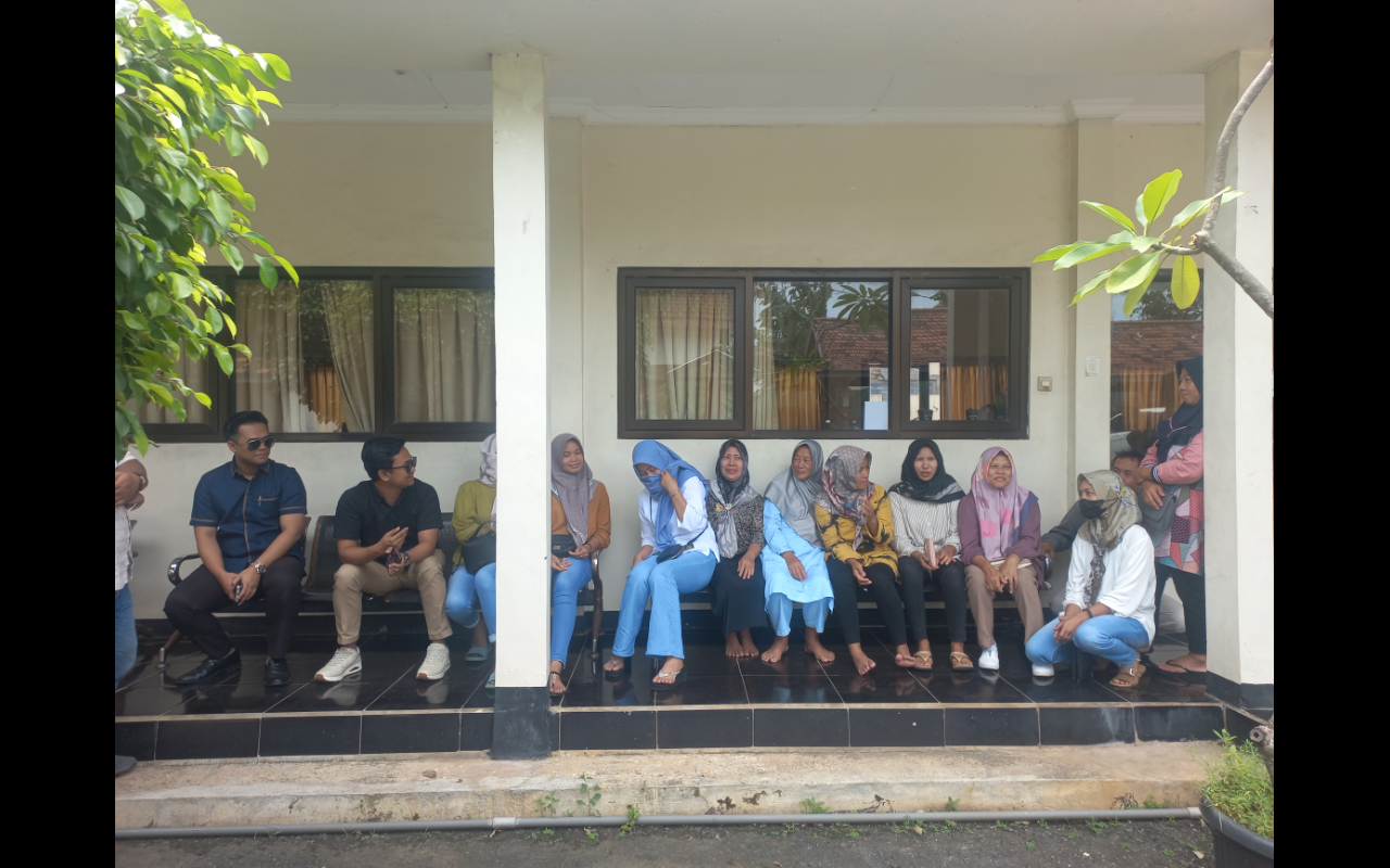 MENUNGGU: Para pekerja mendatangi Kantor Dinas Koperasi, UKM, Tenaga Kerja dan Transmigrasi Kabupaten Jepara pada Selasa (20/1), mengadukan persoalannya.