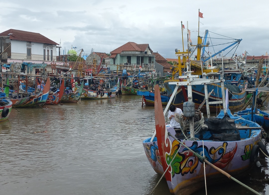 TAK MELAUT: Kapal-kapal nelayan di Jobokuto tertambat di dermaga pada Rabu (21/1).