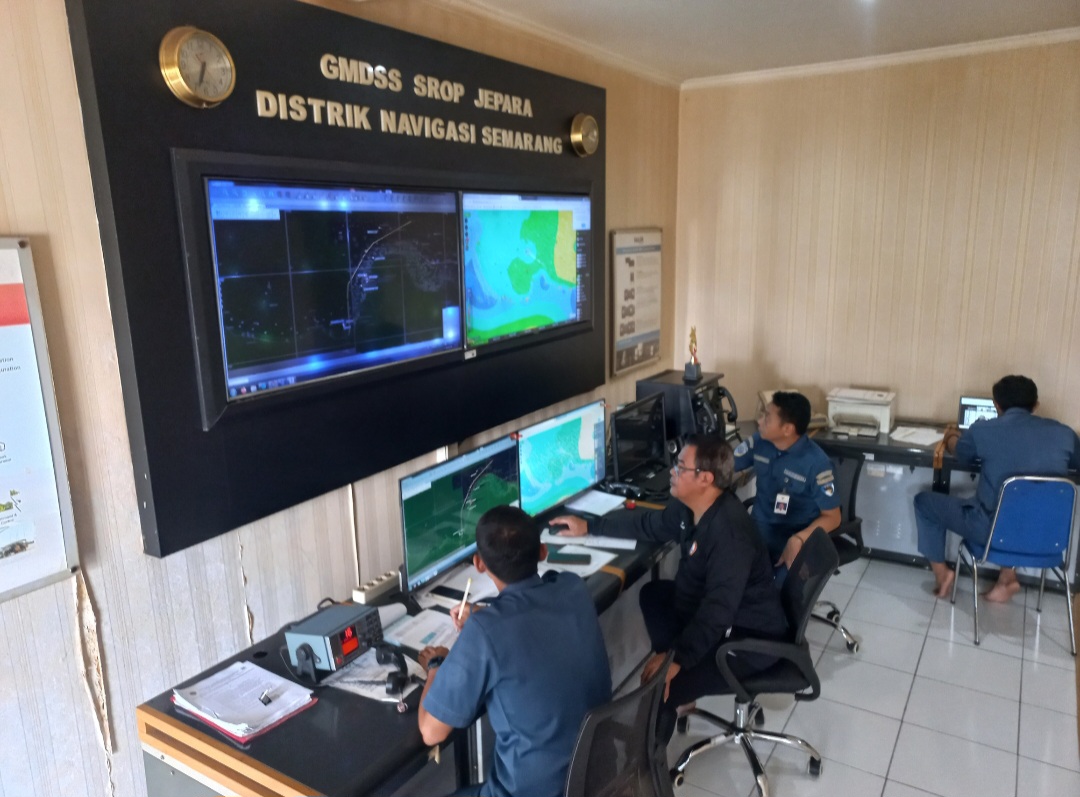 MONITORING: Petugas tengah memantau pergerakan kapal yang hendak berlindung di perairan Pulau Panjang melalui Stasiun Radio Pantai (SROP) Jepara pada Rabu (21/1).