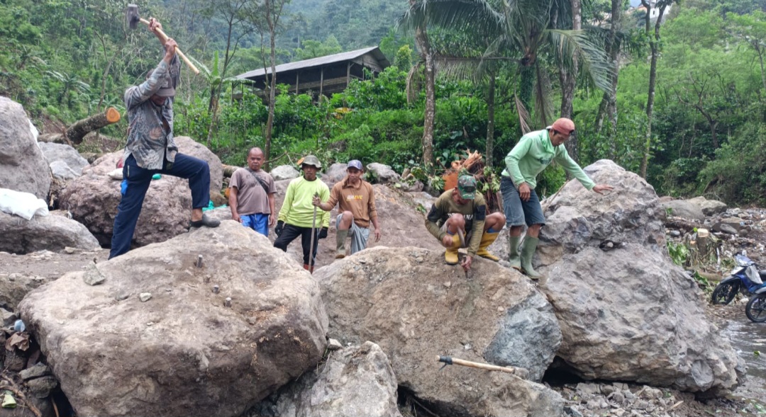 SOLID: Warga Desa Tempur bergotong-royong memecahkan bebatuan raksasa.