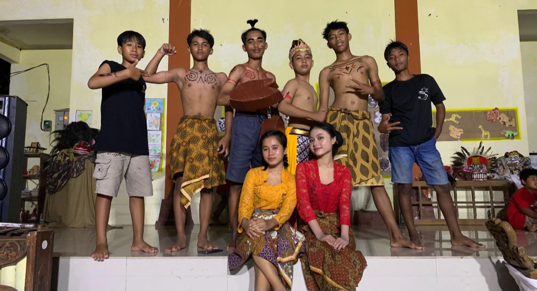 ANTUSIAS: Anggota Teater Kelakon Kemujan, Karimunjawa.