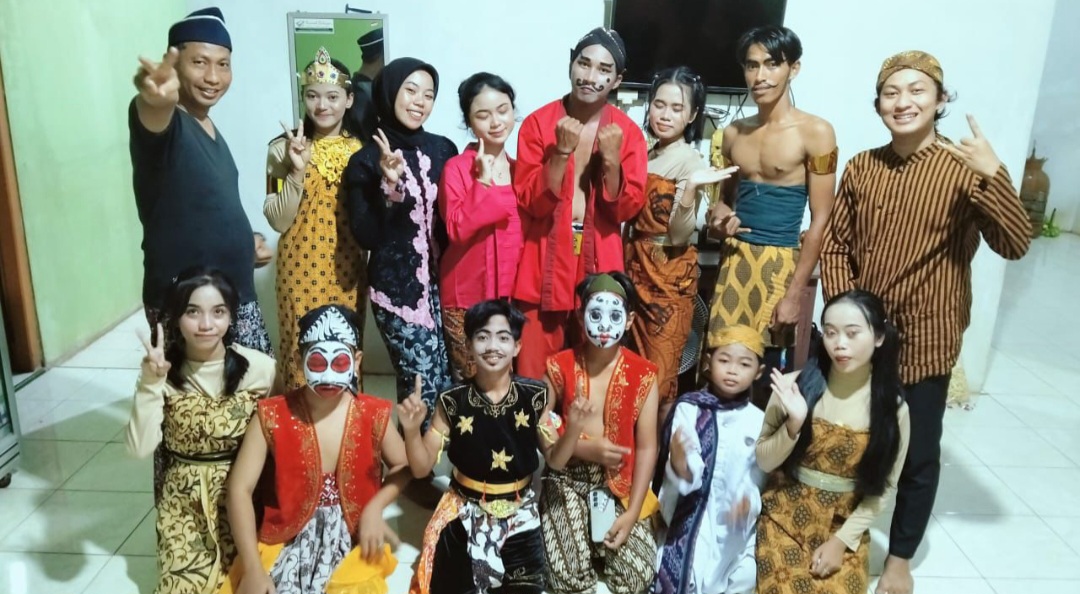 ANTUSIAS: Anggota Teater Kelakon Kemujan, Karimunjawa.
