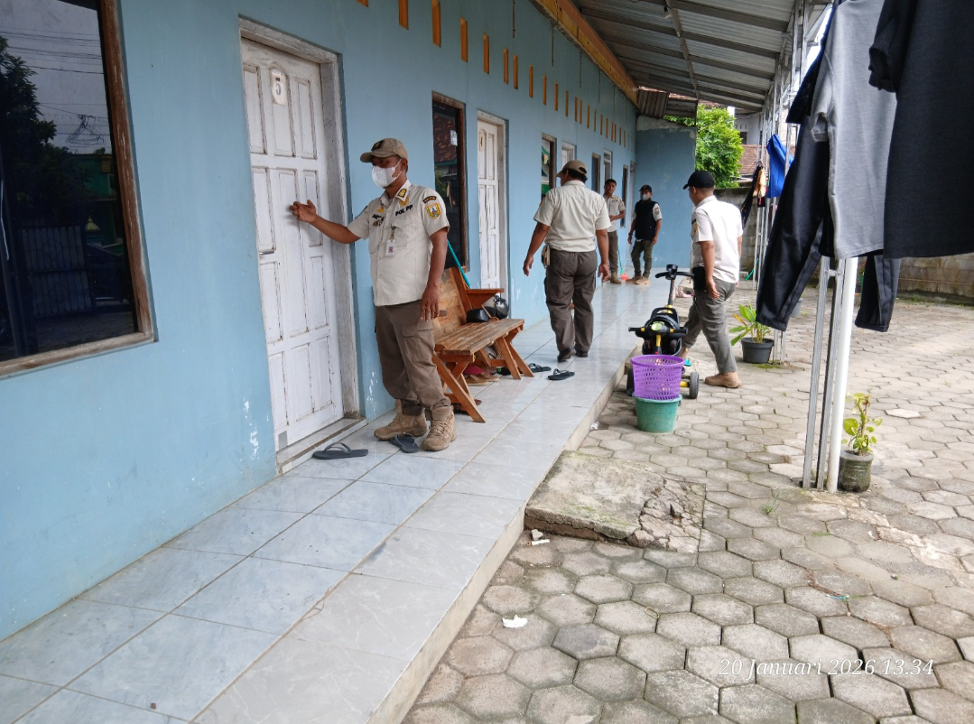 PENERTIBAN: Satpol PP Kudus melakukan penertiban rumah kost di Kecamatan Kaliwungu menjelang Ramadan, Selasa (20/1). (SATPOL PP KUDUS UNTUK RADAR KUDUS)