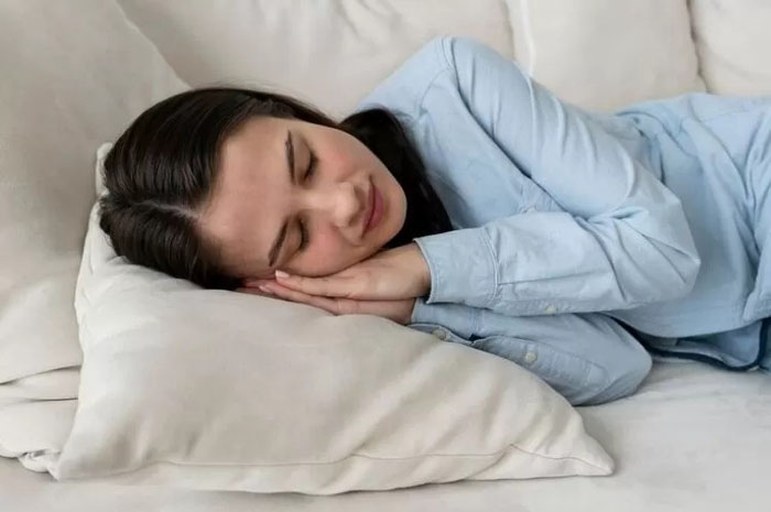 Ilustrasi Posisi tidur mengahadap samping