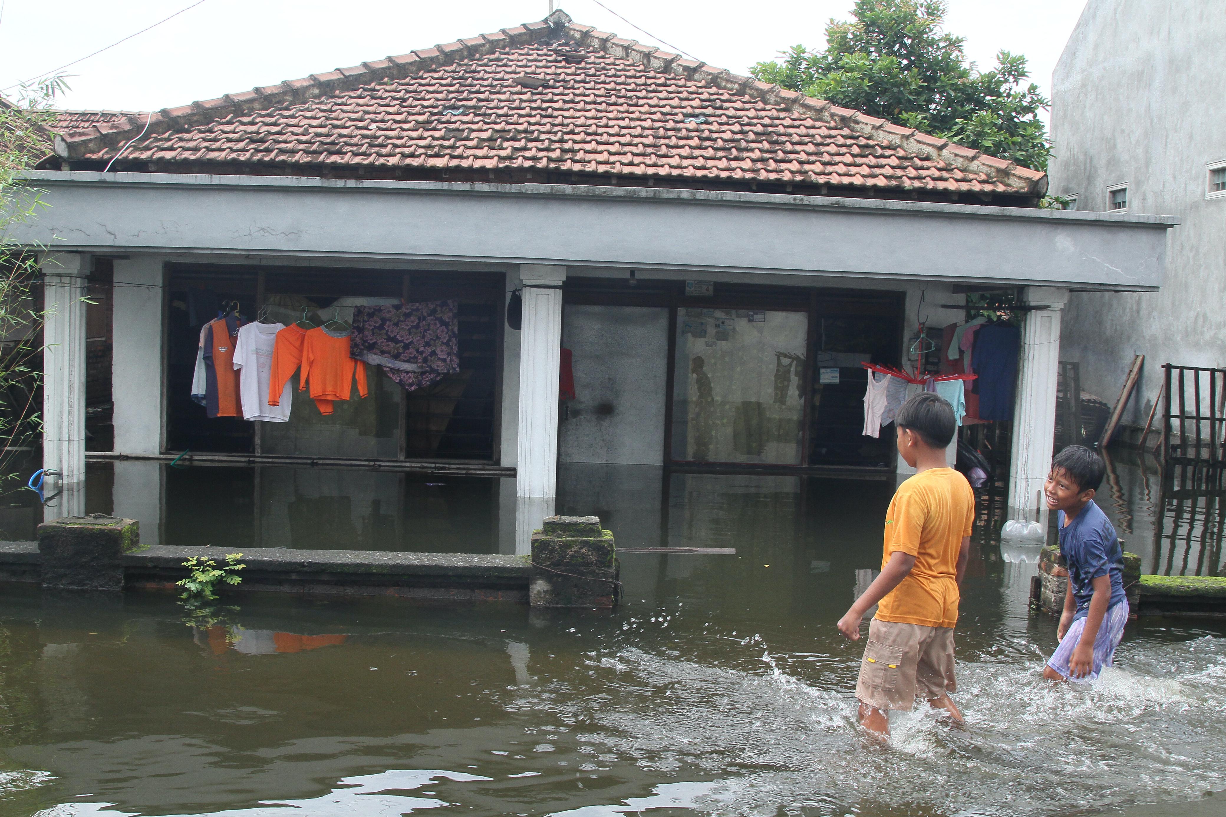 ANTISIPASI: Rumah warga di Desa Tanjungkarang masih terendam banjir.  &nbsp;  &nbsp;