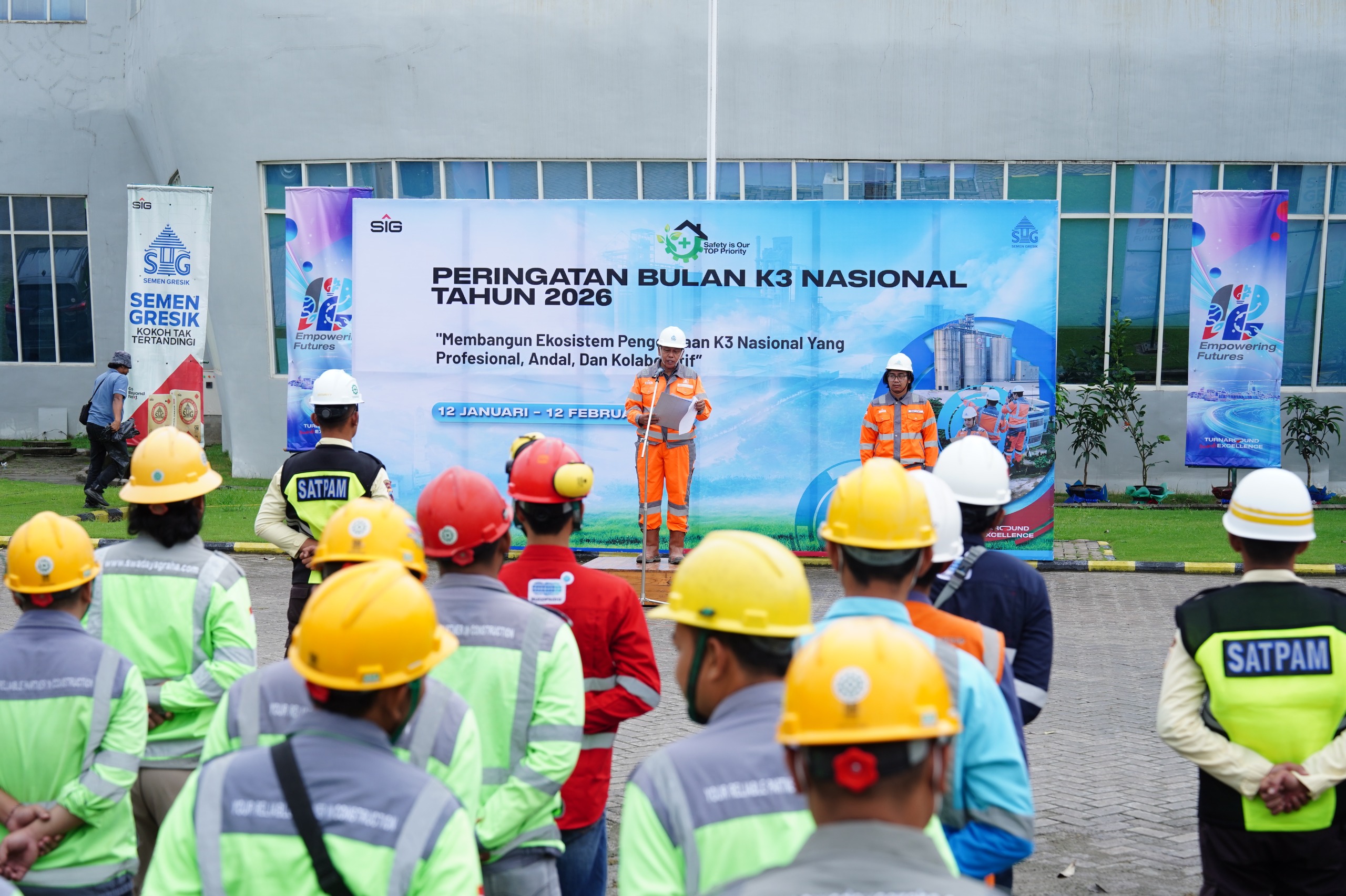 PT Semen Gresik memperingati Bulan Keselamatan dan Kesehatan Kerja (K3) Nasional Tahun 2026 dengan menggelar apel siaga di lapangan parkir Omah SG Pabrik Rembang (14/1).