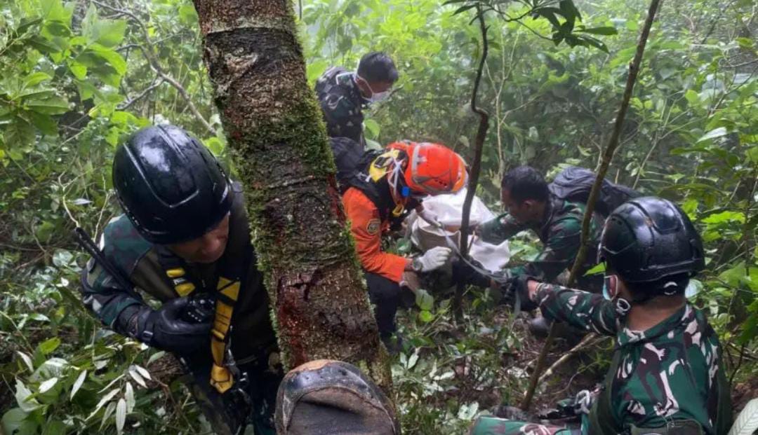 Tim SAR gabungan saat melakukan evakuasi jenazah korban kecelakaan pesawat ATR 42-500 di Gunung Bulusaraung, Kabupaten Pangkajene Kepulauan (Pangkep), Sulawesi Selatan. Foto: suarasurabaya.net