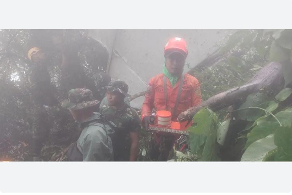 Tim SAR gabungan saat melukan evakuasi black box pesawat ATR 42-500 yang jatuh di pegunungan Maros Pangkep, Sulawesi Selatan (Foto: idntimes, basarnas)