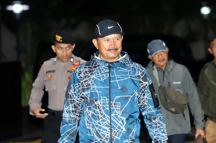 Wali Kota Madiun Maidi dikawal petugas setibanya di Gedung Merah Putih KPK usai terjaring OTT, Jakarta, Senin (19/1/2026).