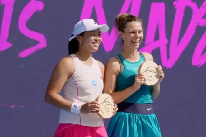 Janice Tjen (kiri) meraih gelar perdananya di 2026 dengan memenangkan Hobart International bareng petenis Polandia.
