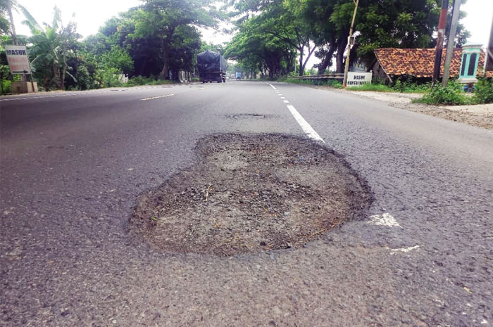 BAHAYA: Lubang jalan di dekat gapura Dukuh Paloh-Wates Purworejo Kaliori membahayakan pengguna jalan.