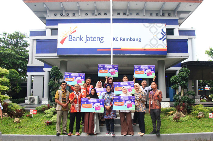 BAHAGIA: Pimpinan Bank Jateng Cabang Rembang Eviek Susandari foto bersama pemenang undian Tabungan Bima dihalaman kantor kemarin (21/1).