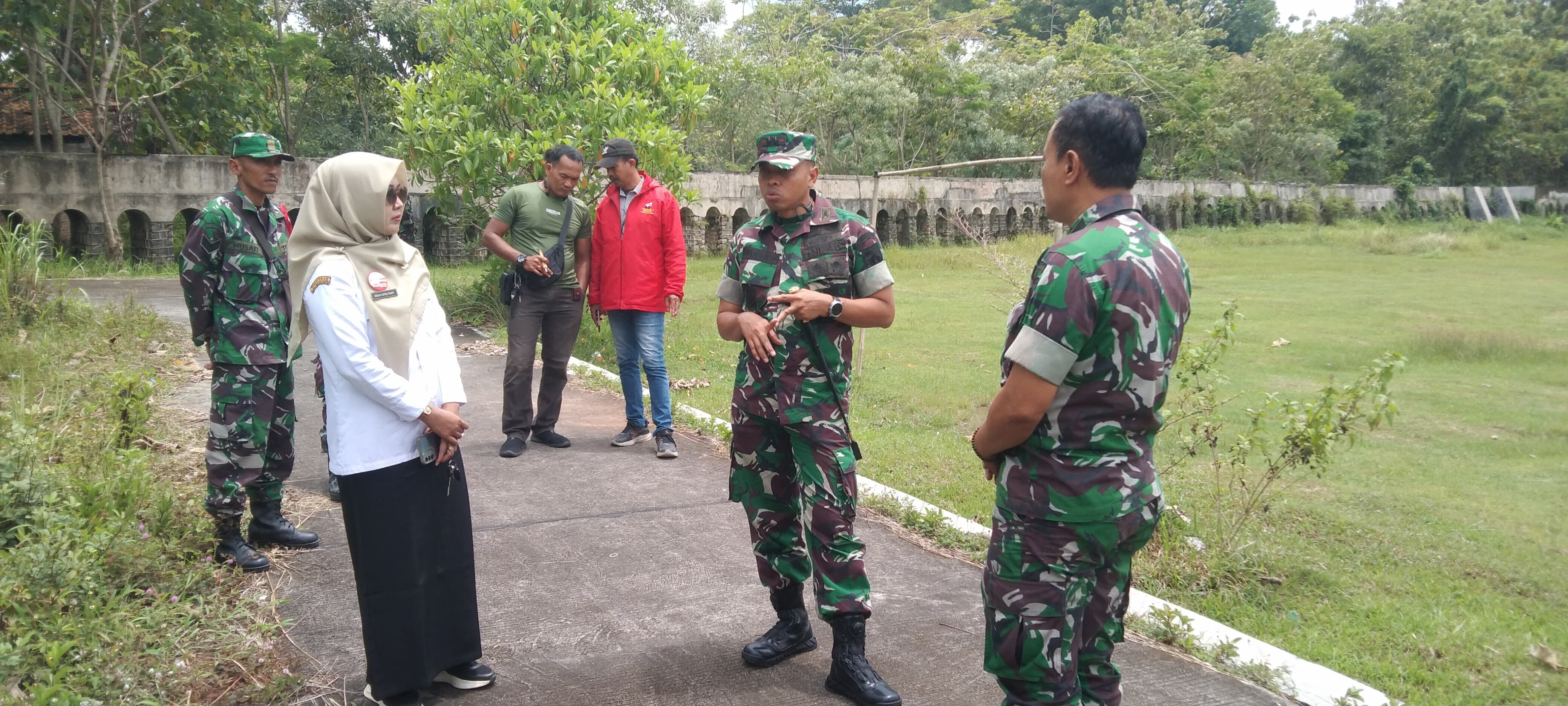 MENGECEK: Dandim 0717/Grobogan saat meninjau lokasi lahan milik TNI AD di Wirosari.
