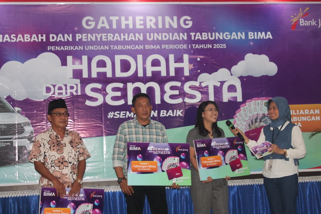 HADIAH: Bank Jateng Cabang Purwodadi saat menyerahkan hadiah Tabungan Bima di Aula BLK Grobogan.