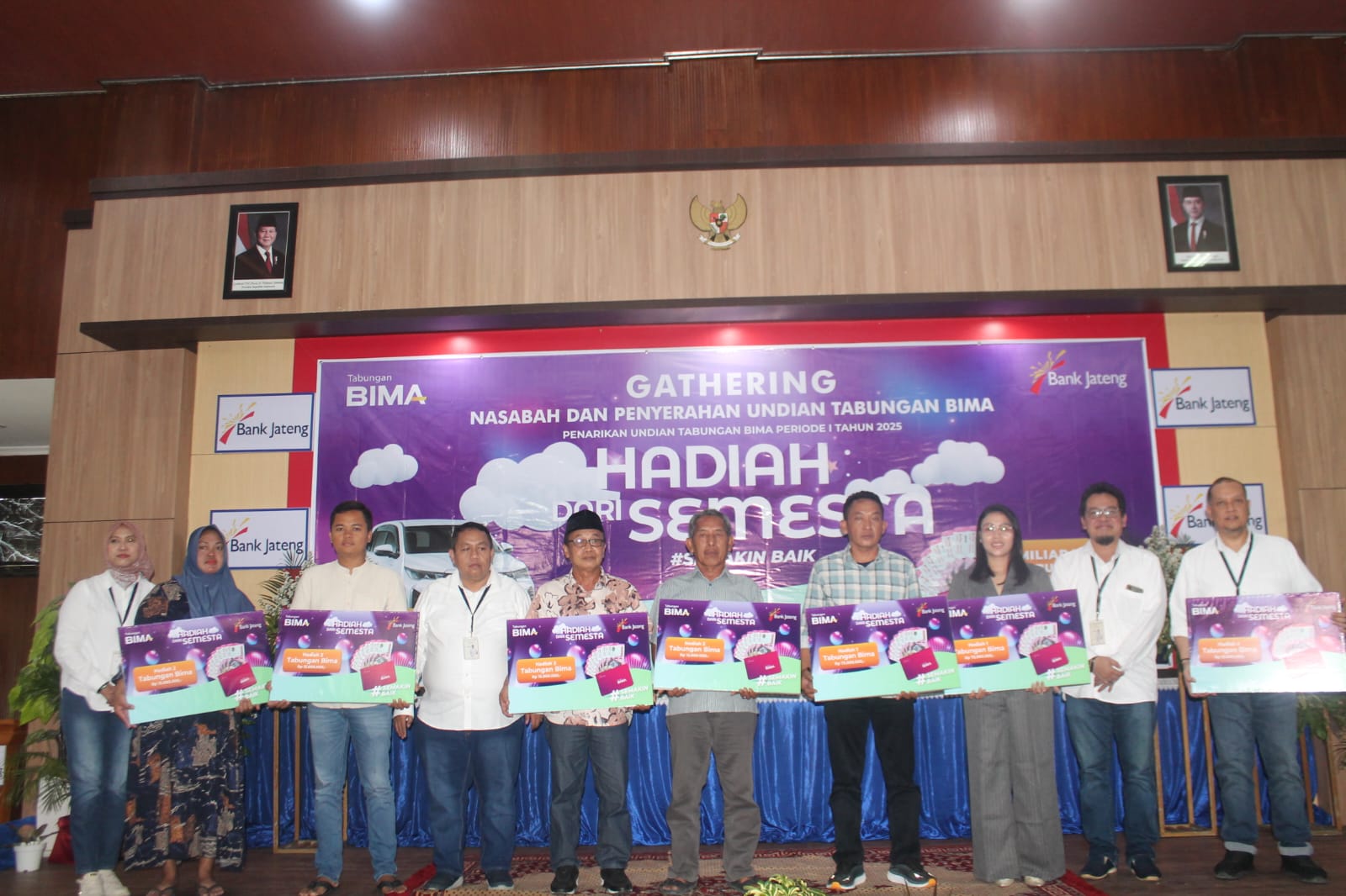 HADIAH: Bank Jateng Cabang Purwodadi saat menyerahkan Hadiah Semesta di Aula BLK Grobogan.