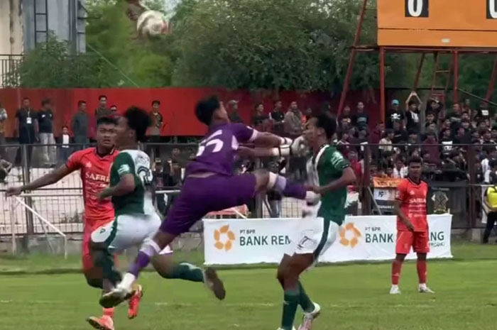 Kiper PSIR Rembang melepaskan tendangan kungfu ke arah dada pemain Persikaba Blora.