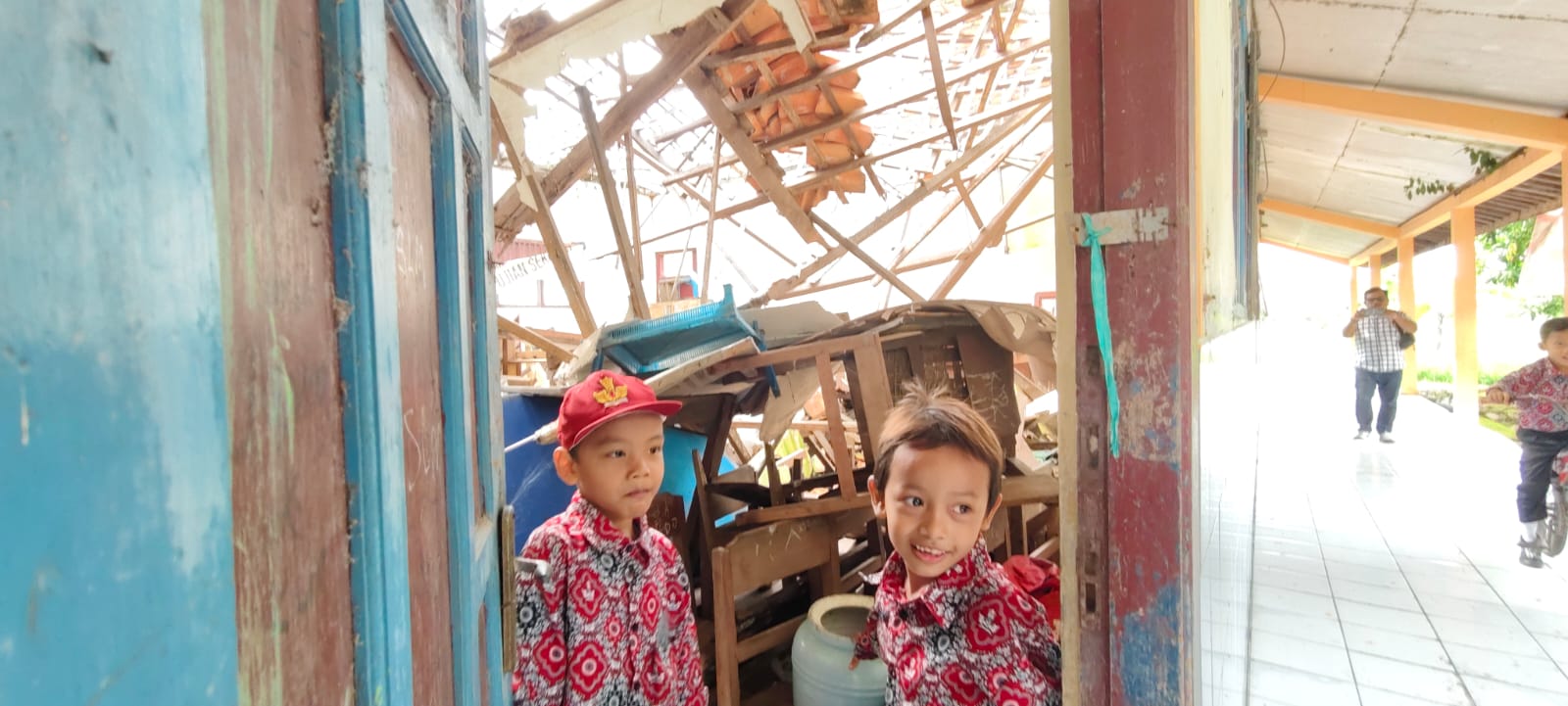 AMBRUK - Empat ruang di SD N 2 Latak, Kecamatan Godong atapnya roboh terkena angin kencang akibatnya tidak bisa dipakai siswa belajar di Madin Islahut Tholibin Desa setempat