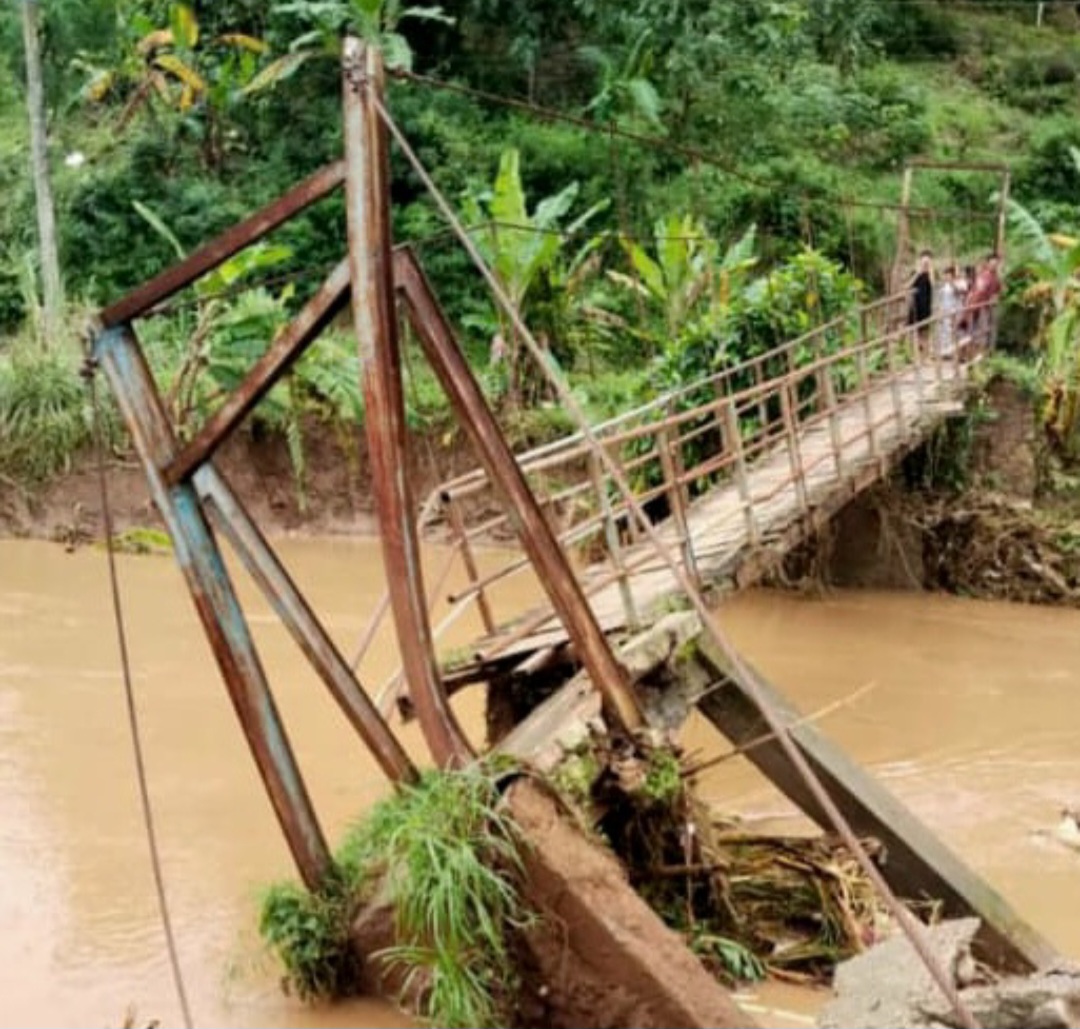 MIRIS: Kondisi Jembatan antar Desa Sumbberrejo Kecamatan Donorojo Jepara dan Desa Wedusan Kecamatan Dukuhseti Pati yang belum ditangani sejak Minggu (18/1).