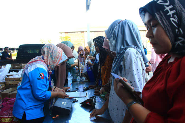 PASAR MURAH: Pekerja pabrik sepatu Pasar Banggi-Sridadi, Rembang menyerbu program pasar murah yang diinisiasi SPSI dan SPN.