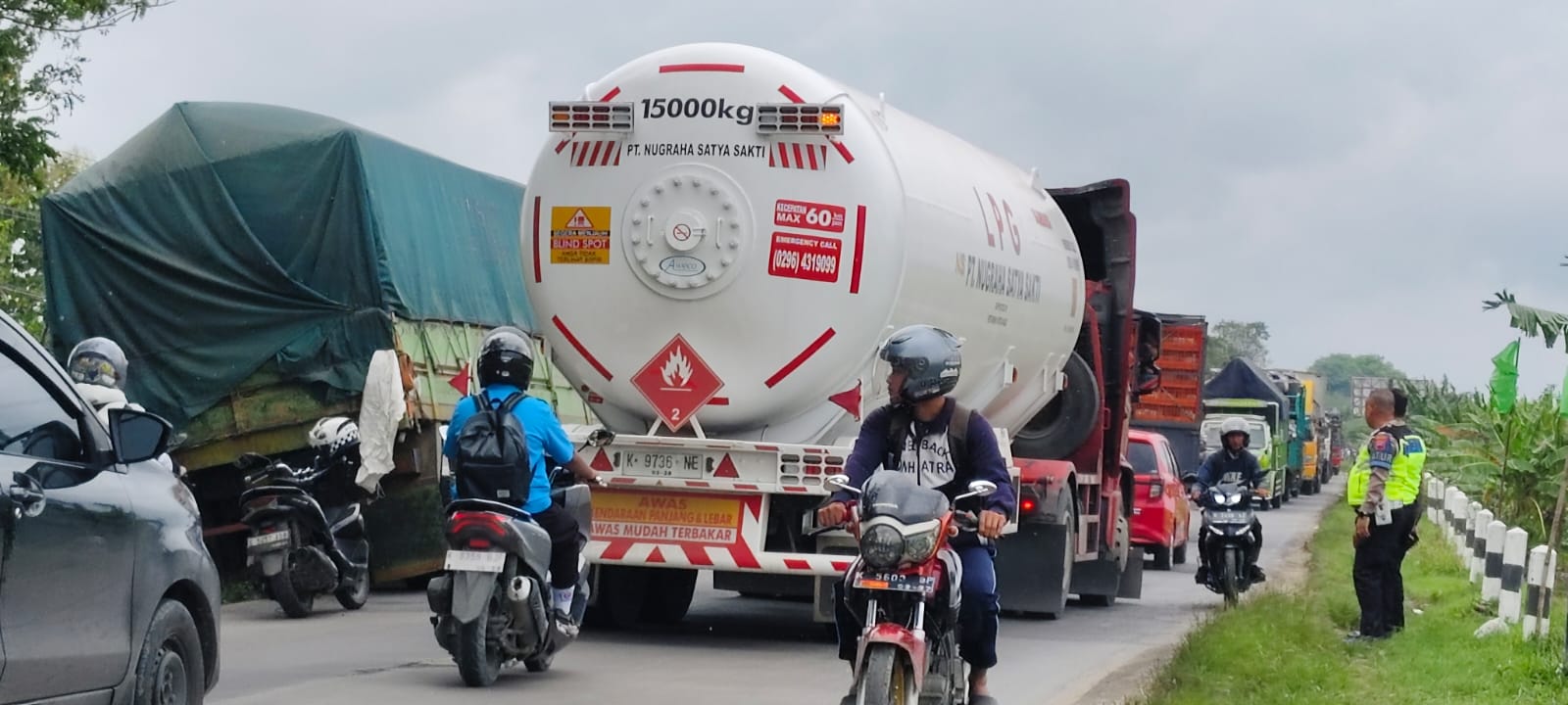 MACET PANJANG &ndash; Kondisi Jalan Purwodadi &ndash; Semarang macet panjang karena adanya truk gandeng terperosok, Kamis (22/1).