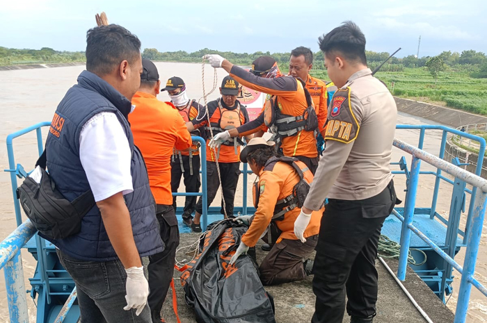 PENANTIAN: Petugas gabungan saat mengangkat jasad Gami yang ditemukan di Bendung Gerak Bojonegoro.