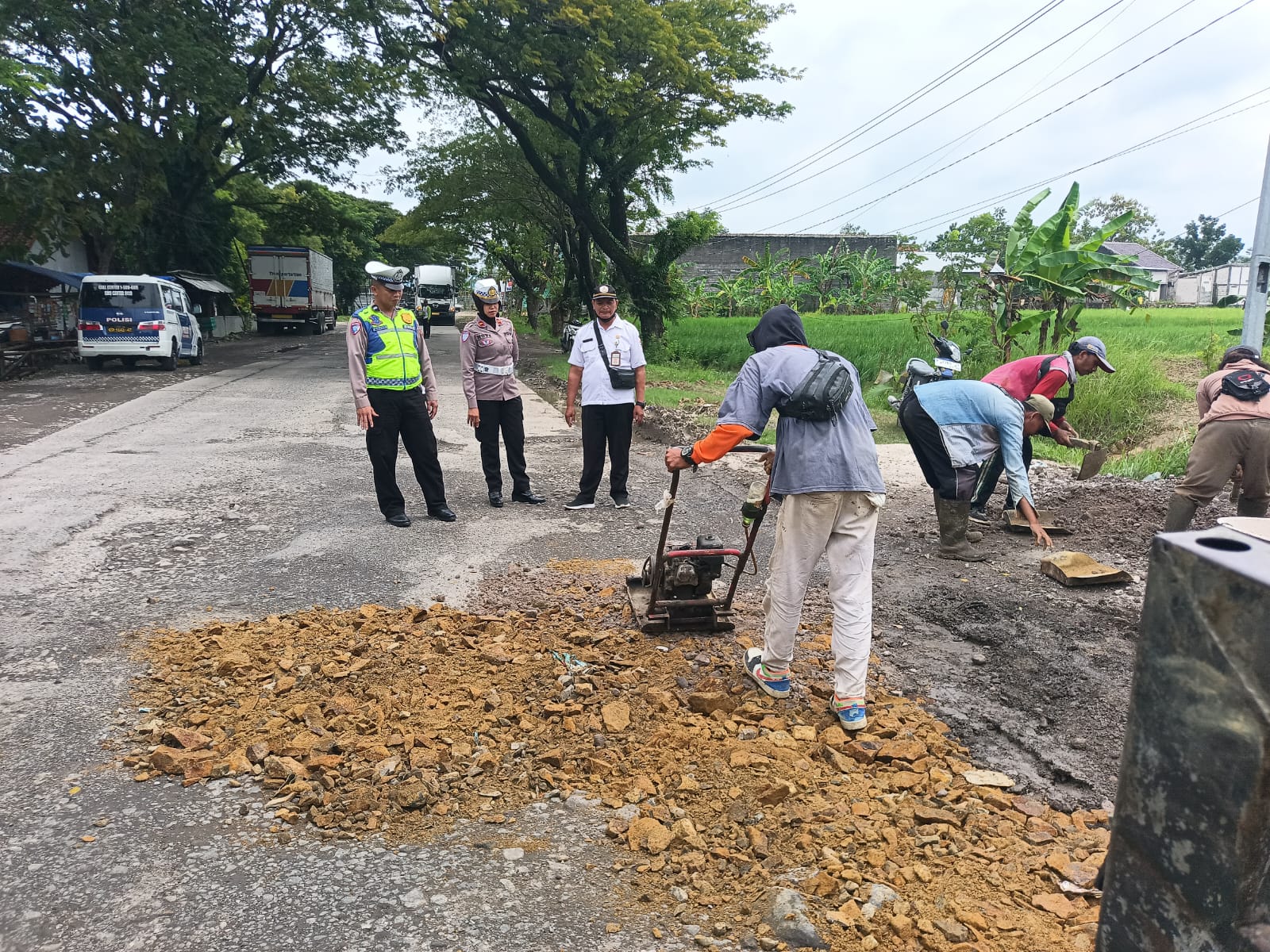 SURVEI: Satlantas Polres Grobogan saat melakukan survei Jalan Lingkar Utara.