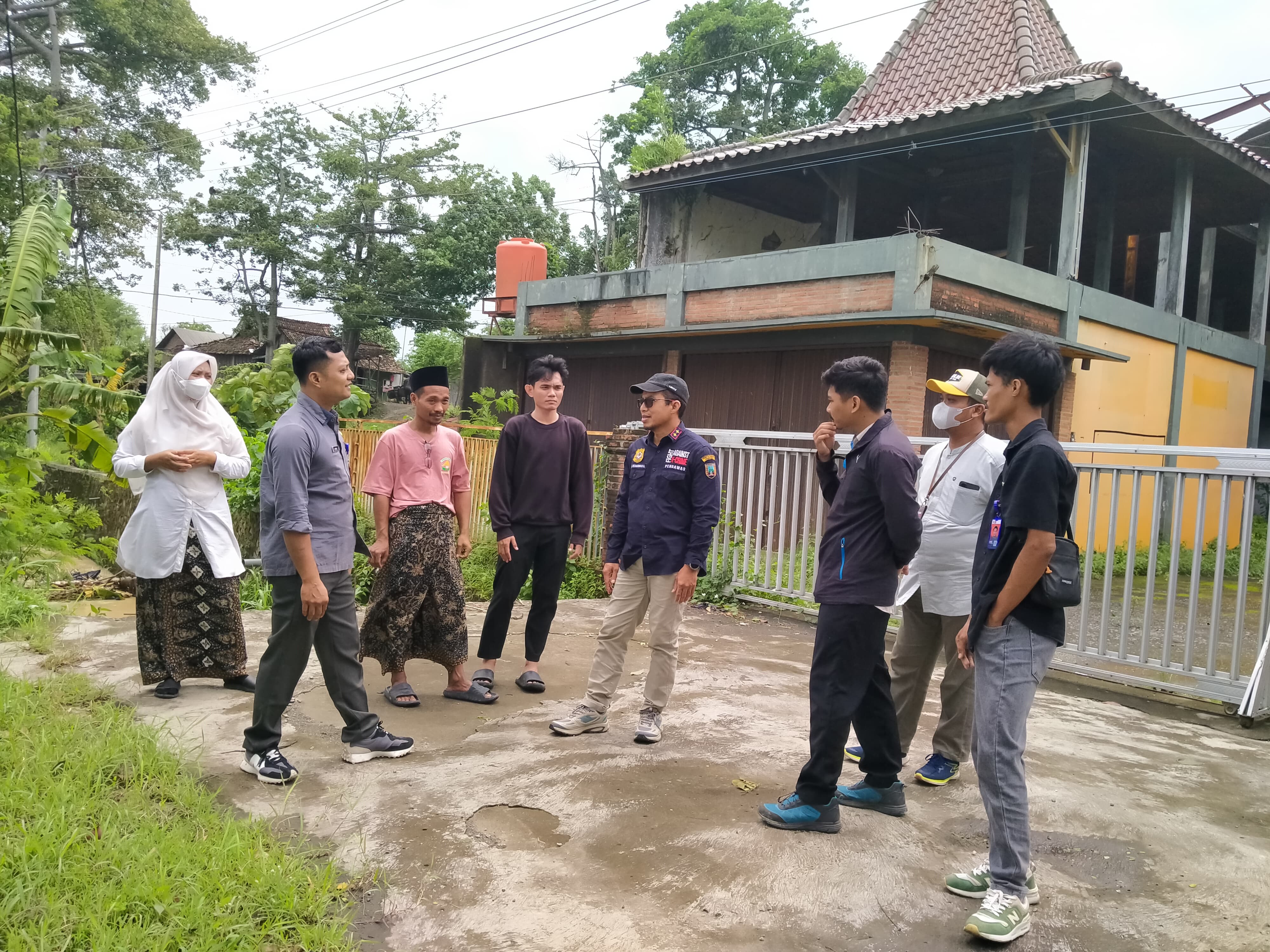 SIDAK: Rombang DLH Rembang bersama perangkat desa Blimbing mengecek pengolahan air milik PT Tirta Yasa Group