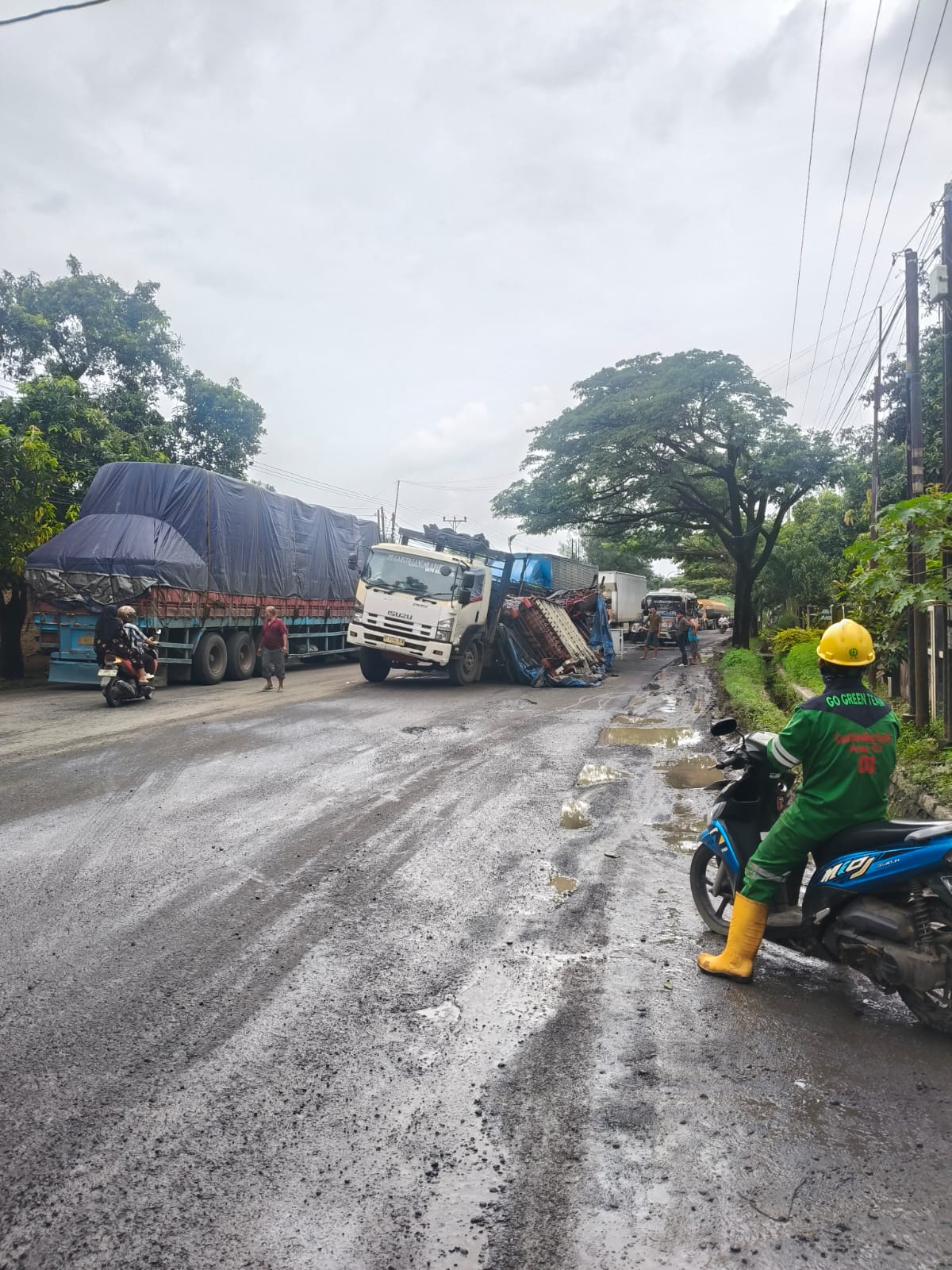 TERPEROSOK LUBANG: Truk sarat muatan terperosok lubang jalan pantura turut Desa Trahan Sluke kemarin.