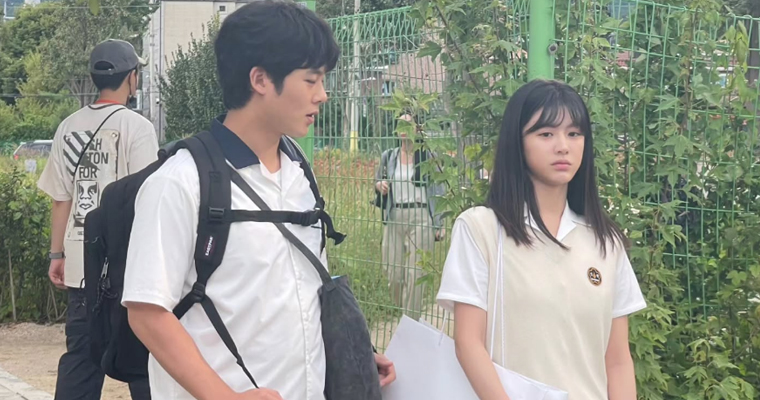 Lee Jung Ha dan Go Youn Jung di lokasi syuting Moving Foto: Instagram @jungha.km