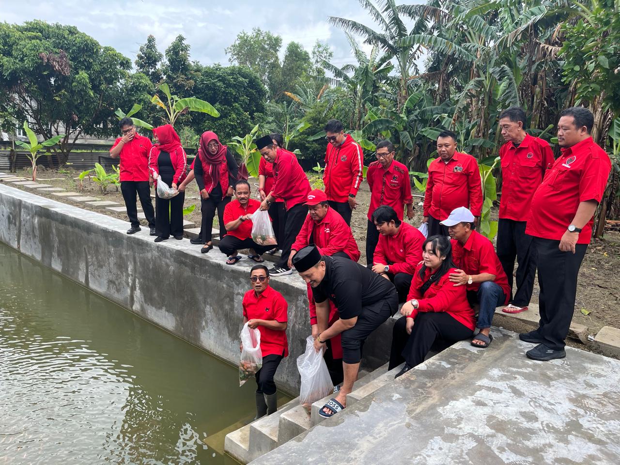 TEBAR IKAN &ndash; Pengurus DPC dan Fraksi PDI P Grobogan menebarkan ikan dan menanam pohon di sungai Lusi serta bantaran sungai, Jumat (23/1) dalam peringatan ulang tahun ke 79 Ketua Umum PDI P Megawati