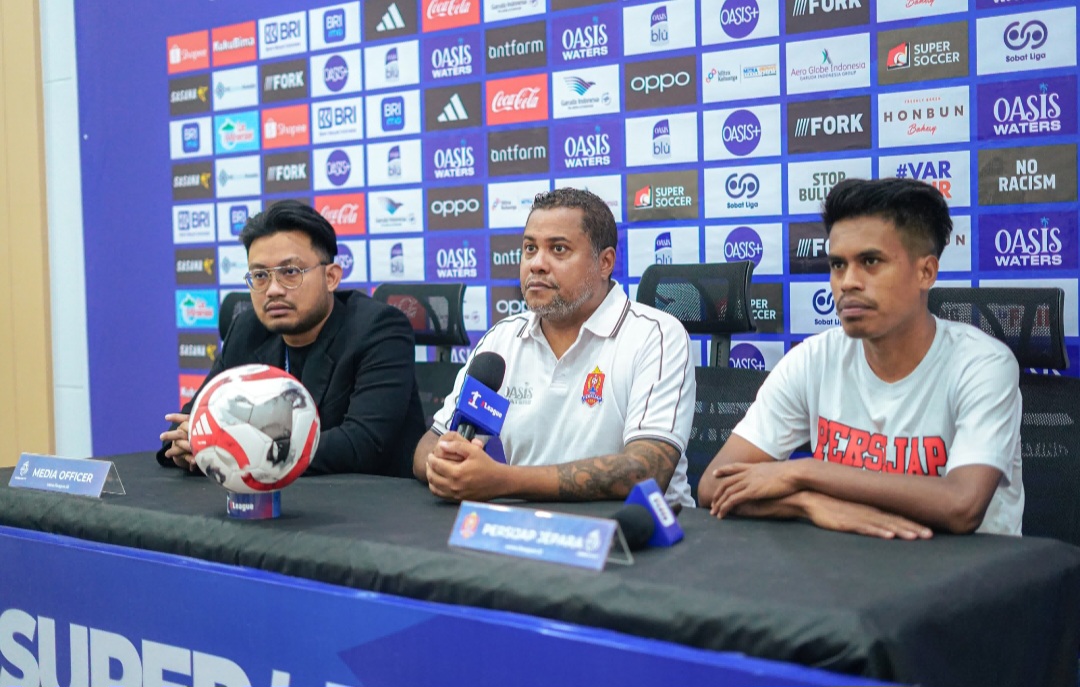 PMPC: Pelatih Kepala Persijap Jepara Divaldo Alves (tengah) didampingi dengan pemain anyar Buyung Ismu (kanan) saat pers conference pada Jumat (23/1).