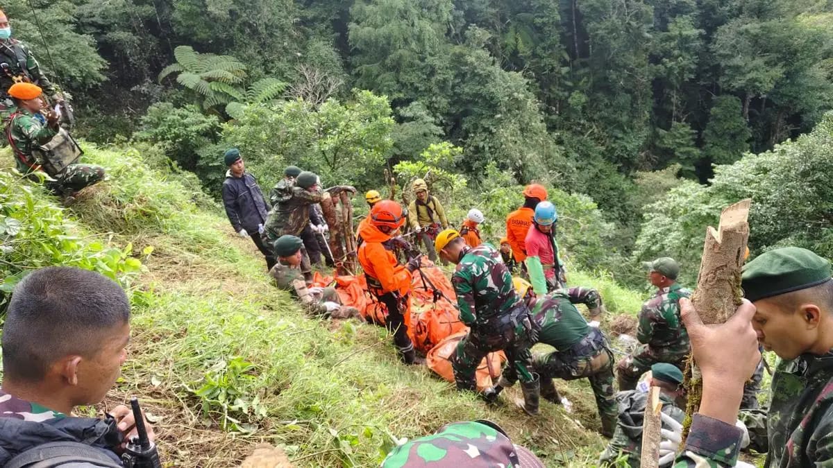 Tim SAR gabungan saat melakukan evakuasi jenazah korban pesawat ATR  42 - 500  (Foto: idntimes, basarnas makassar)